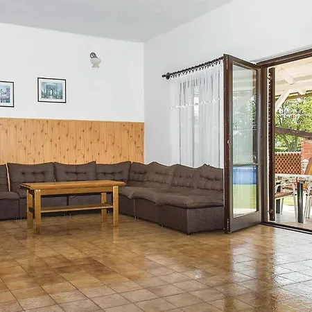 Beautiful In W/ Outdoor Swimming Pool And 4 Bedrooms
